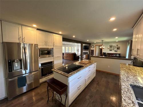 38027 38E (Quarry Oaks) Road, Steinbach, MB - Indoor Photo Showing Kitchen