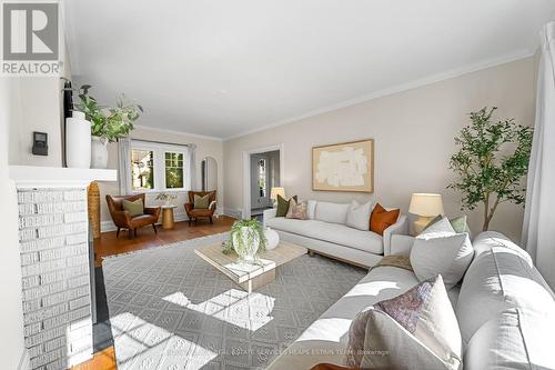 213 St Leonards Avenue, Toronto, ON - Indoor Photo Showing Living Room