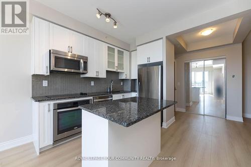 607 - 9090 Yonge Street, Richmond Hill, ON - Indoor Photo Showing Kitchen With Upgraded Kitchen