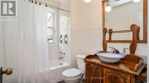 578 Creston Avenue, London, ON - Indoor Photo Showing Bathroom