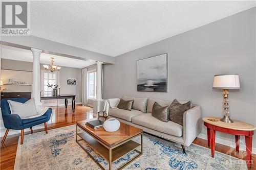 56 Lloydalex Crescent, Ottawa, ON - Indoor Photo Showing Living Room