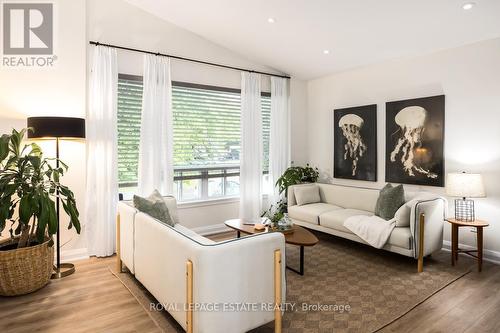 4 Benorama Crescent, Toronto, ON - Indoor Photo Showing Living Room