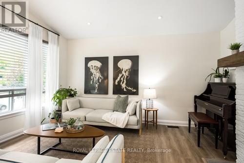 4 Benorama Crescent, Toronto, ON - Indoor Photo Showing Living Room