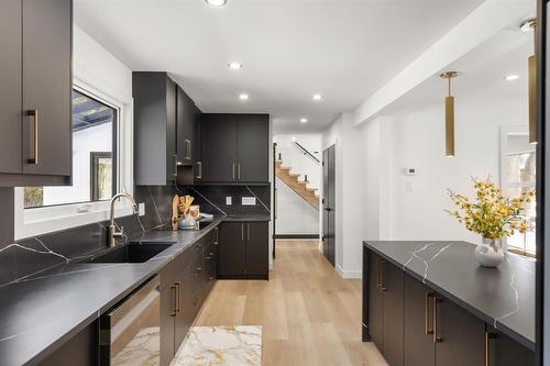 34 Devonport Boulevard, Winnipeg, MB - Indoor Photo Showing Kitchen With Upgraded Kitchen