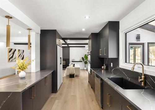 34 Devonport Boulevard, Winnipeg, MB - Indoor Photo Showing Kitchen