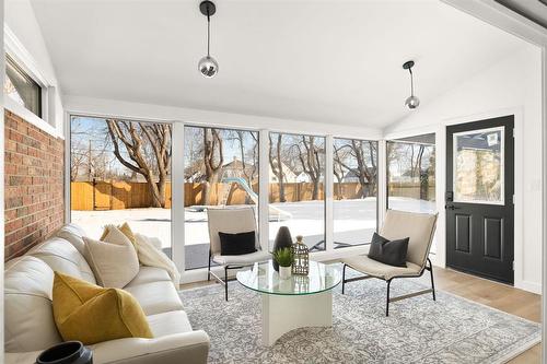 34 Devonport Boulevard, Winnipeg, MB - Indoor Photo Showing Living Room