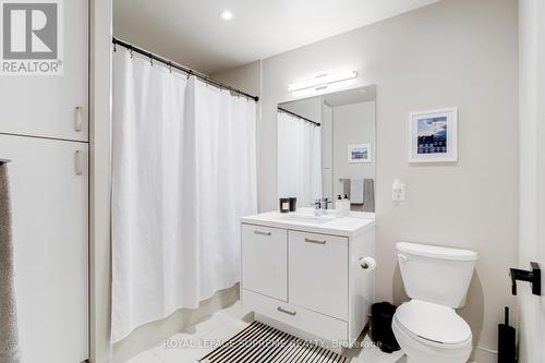 720 - 608 Richmond Street W, Toronto, ON - Indoor Photo Showing Bathroom