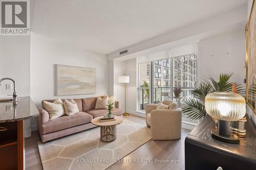 601 - 76 Shuter Street E, Toronto, ON - Indoor Photo Showing Living Room