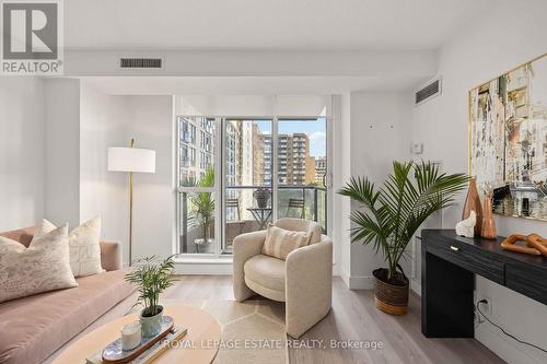 601 - 76 Shuter Street E, Toronto, ON - Indoor Photo Showing Living Room