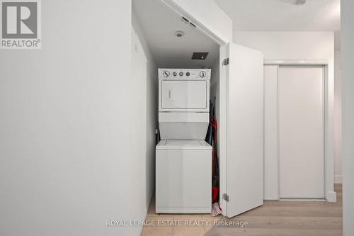 601 - 76 Shuter Street E, Toronto, ON - Indoor Photo Showing Laundry Room