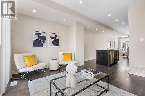 805 Mikinak Road, Ottawa, ON - Indoor Photo Showing Living Room