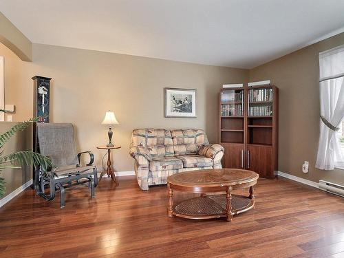 Salon - 101-327 Rue De Montmartre, Saint-Jean-Sur-Richelieu, QC - Indoor Photo Showing Living Room