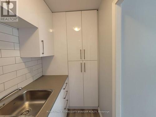 2 - 521 Park Street, Kitchener, ON - Indoor Photo Showing Kitchen