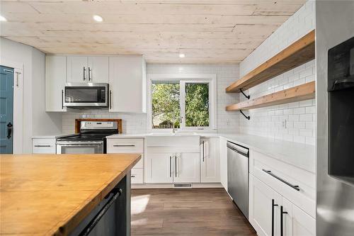 13 Friesen Avenue, Grunthal, MB - Indoor Photo Showing Kitchen