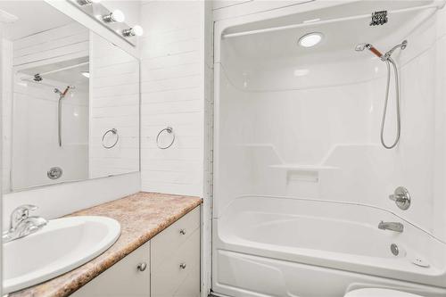 13 Friesen Avenue, Grunthal, MB - Indoor Photo Showing Bathroom