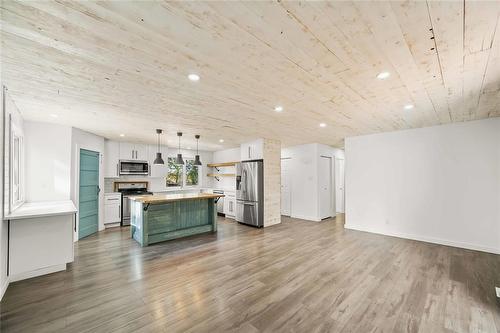 13 Friesen Avenue, Grunthal, MB - Indoor Photo Showing Kitchen