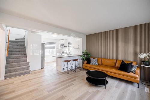 522 Rosseau Avenue E, Winnipeg, MB - Indoor Photo Showing Living Room