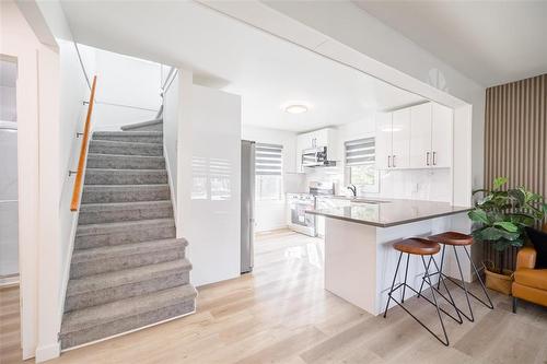 522 Rosseau Avenue E, Winnipeg, MB - Indoor Photo Showing Kitchen