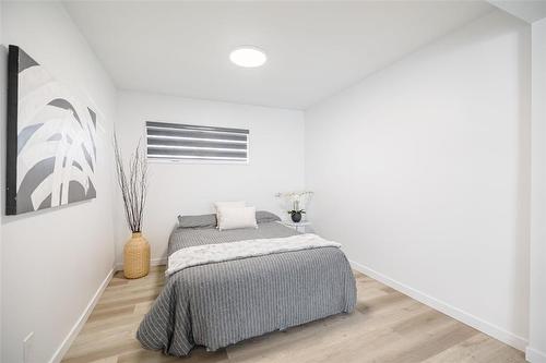 522 Rosseau Avenue, Winnipeg, MB - Indoor Photo Showing Bedroom