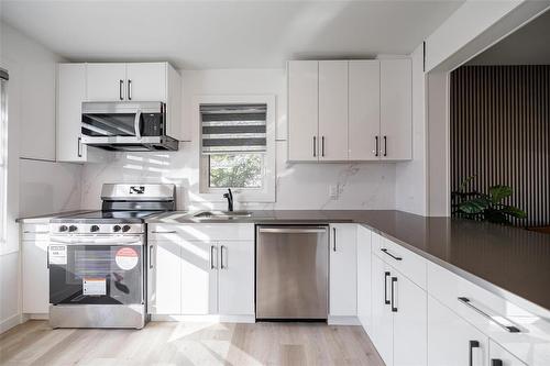 522 Rosseau Avenue, Winnipeg, MB - Indoor Photo Showing Kitchen