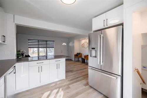 522 Rosseau Avenue E, Winnipeg, MB - Indoor Photo Showing Kitchen