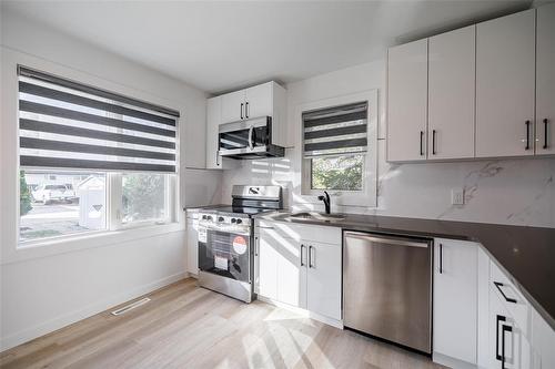 522 Rosseau Avenue E, Winnipeg, MB - Indoor Photo Showing Kitchen