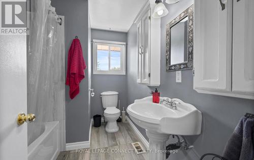 589 Talbot Court, Oshawa, ON - Indoor Photo Showing Bathroom