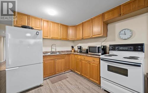 589 Talbot Court, Oshawa, ON - Indoor Photo Showing Kitchen With Double Sink