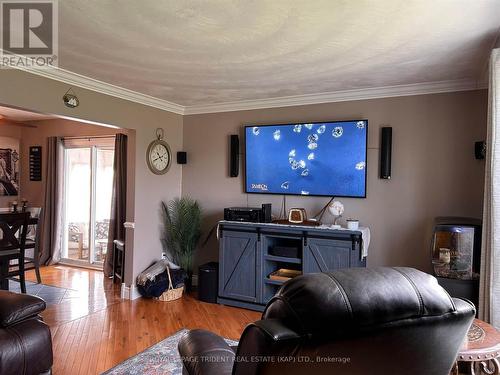 552 Government Road E, Kapuskasing, ON - Indoor Photo Showing Living Room