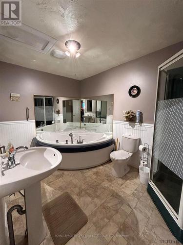 552 Government Road E, Kapuskasing, ON - Indoor Photo Showing Bathroom