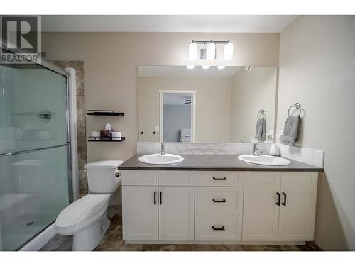 228 Shadow Mountain  Boulevard, Cranbrook, BC - Indoor Photo Showing Bathroom