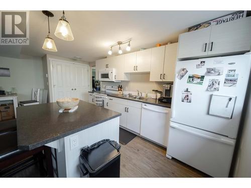 228 Shadow Mountain  Boulevard, Cranbrook, BC - Indoor Photo Showing Kitchen With Double Sink