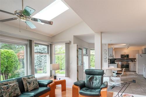 1901 Forest Drive, Revelstoke, BC - Indoor Photo Showing Living Room