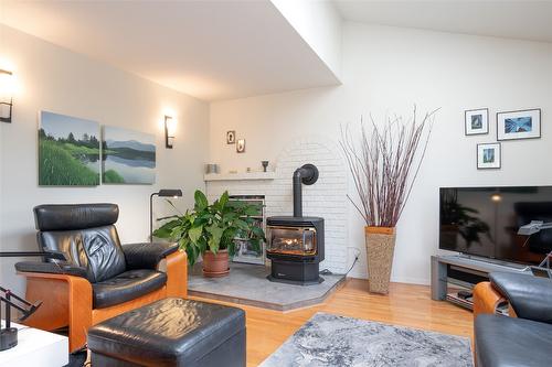 1901 Forest Drive, Revelstoke, BC - Indoor Photo Showing Living Room With Fireplace