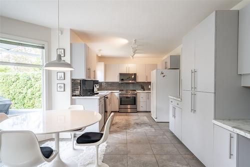 1901 Forest Drive, Revelstoke, BC - Indoor Photo Showing Kitchen