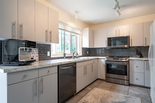 1901 Forest Drive, Revelstoke, BC - Indoor Photo Showing Kitchen