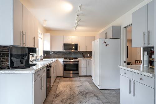 1901 Forest Drive, Revelstoke, BC - Indoor Photo Showing Kitchen