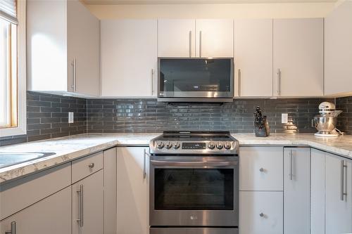 1901 Forest Drive, Revelstoke, BC - Indoor Photo Showing Kitchen With Upgraded Kitchen