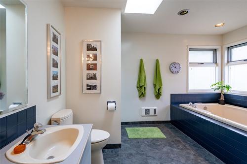 1901 Forest Drive, Revelstoke, BC - Indoor Photo Showing Bathroom