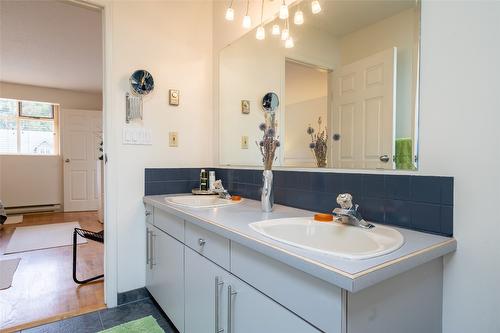 1901 Forest Drive, Revelstoke, BC - Indoor Photo Showing Bathroom