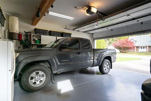 1901 Forest Drive, Revelstoke, BC - Indoor Photo Showing Garage