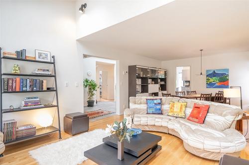 1901 Forest Drive, Revelstoke, BC - Indoor Photo Showing Living Room