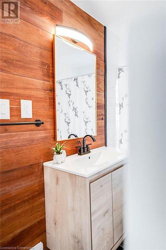 43 Adair Avenue S, Hamilton, ON - Indoor Photo Showing Bathroom