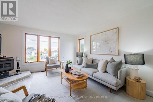 85 Denniston Street, Kawartha Lakes (Lindsay), ON - Indoor Photo Showing Living Room