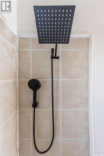 602 9Th Avenue Nw, Moose Jaw, SK - Indoor Photo Showing Bathroom