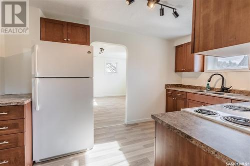 602 9Th Avenue Nw, Moose Jaw, SK - Indoor Photo Showing Kitchen