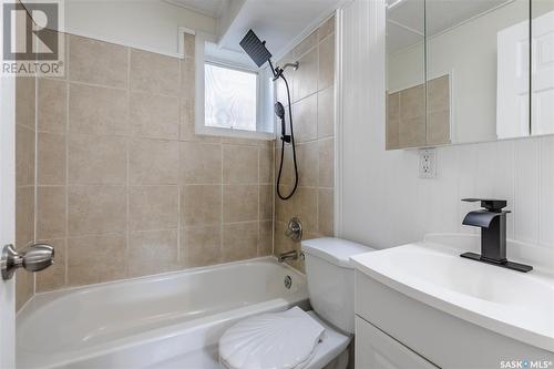 602 9Th Avenue Nw, Moose Jaw, SK - Indoor Photo Showing Bathroom