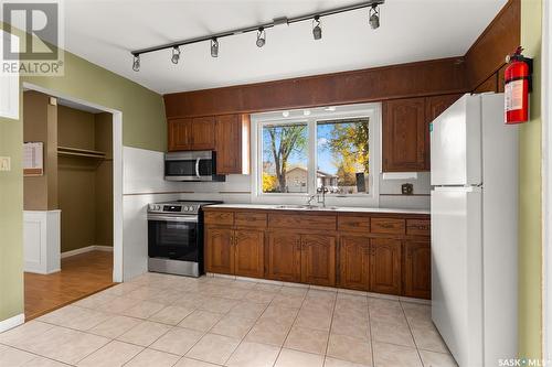 224 Rae Street, Regina, SK - Indoor Photo Showing Kitchen