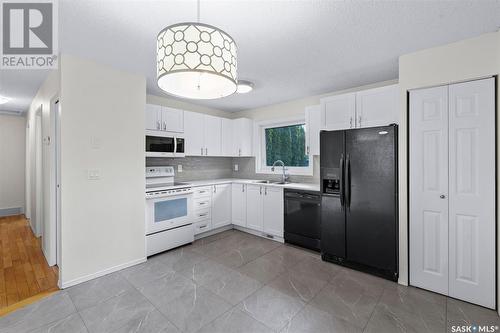 231 Weyakwin Drive, Saskatoon, SK - Indoor Photo Showing Kitchen