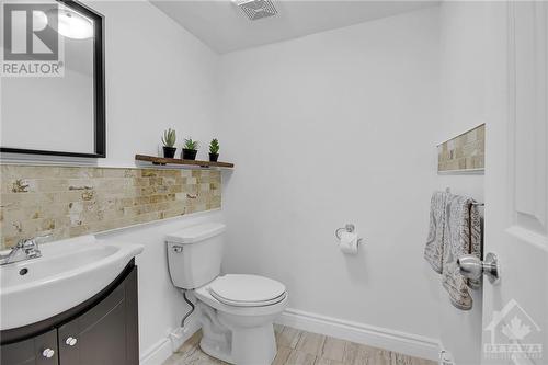 Part bath on main - 1014 Tanguay Court, Ottawa, ON - Indoor Photo Showing Bathroom